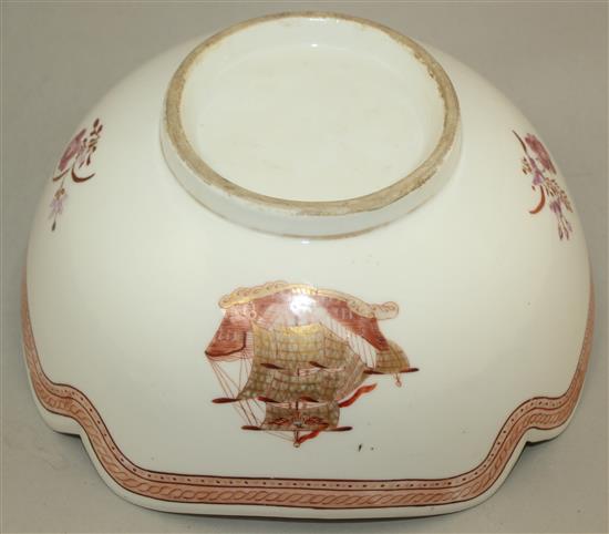 A Chinese export style enamelled porcelain twenty nine piece dinner service, soup tureen 35cm